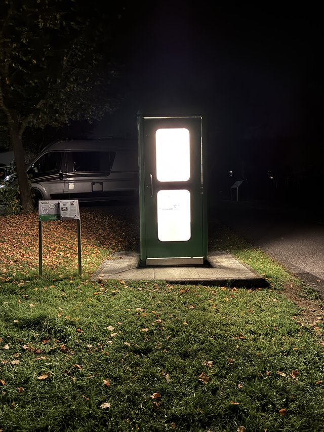 Die beleuchtete Telefonzelle am Skulpturenfeld